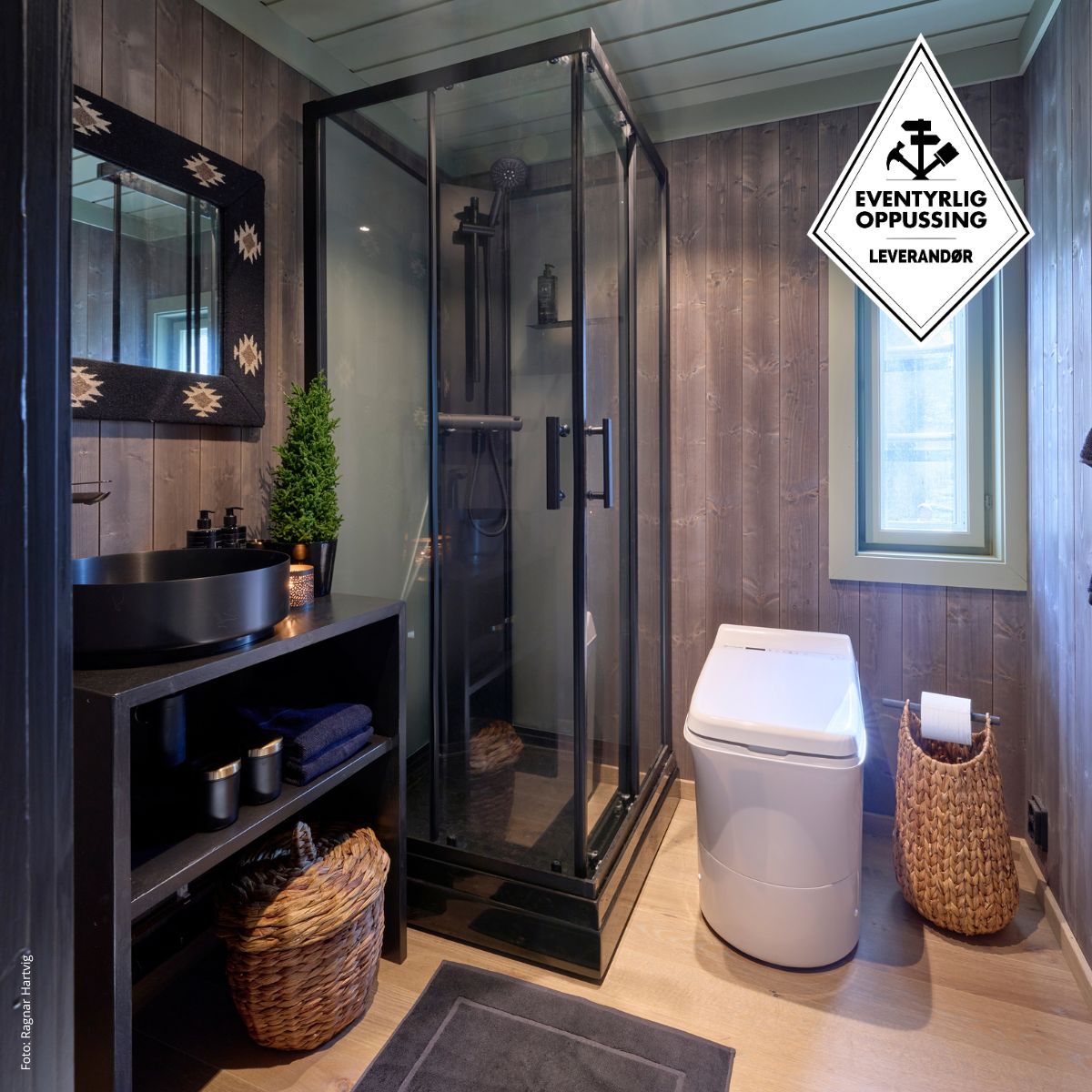 Modernt badrum med dusch, Cinderella Comfort och träväggar.