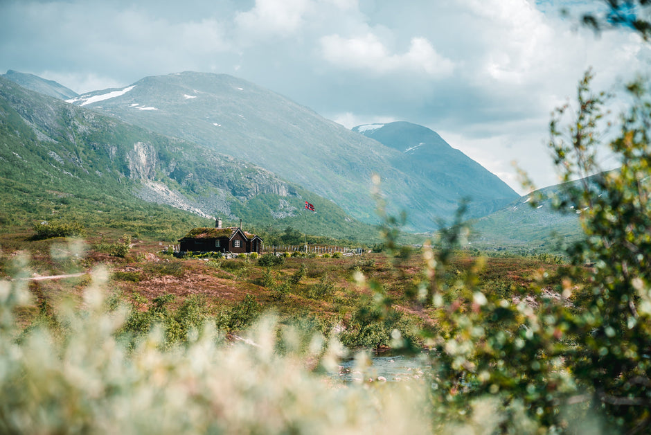 Norsk stuga i vackert landskap